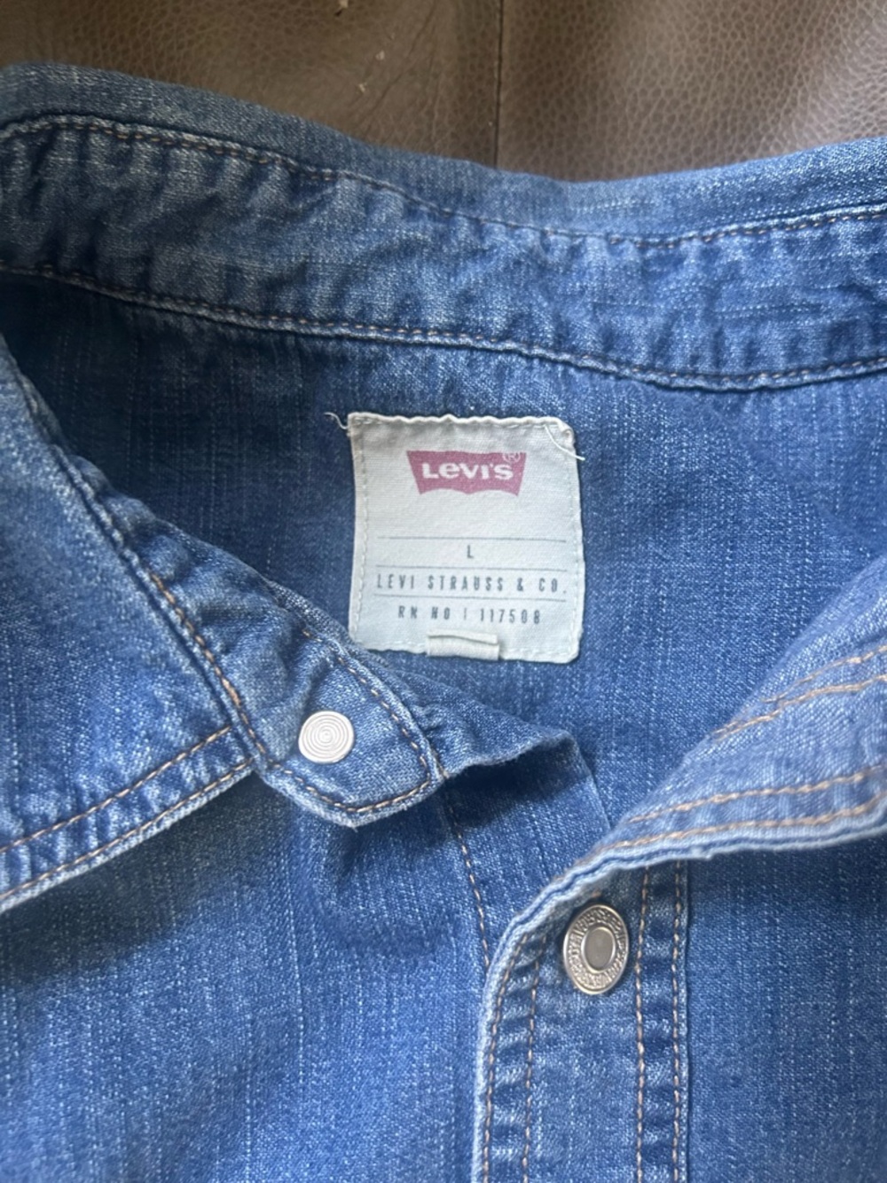 ✨Flash Sale✨Levi’s Denim Button Down - Picture 4 of 6